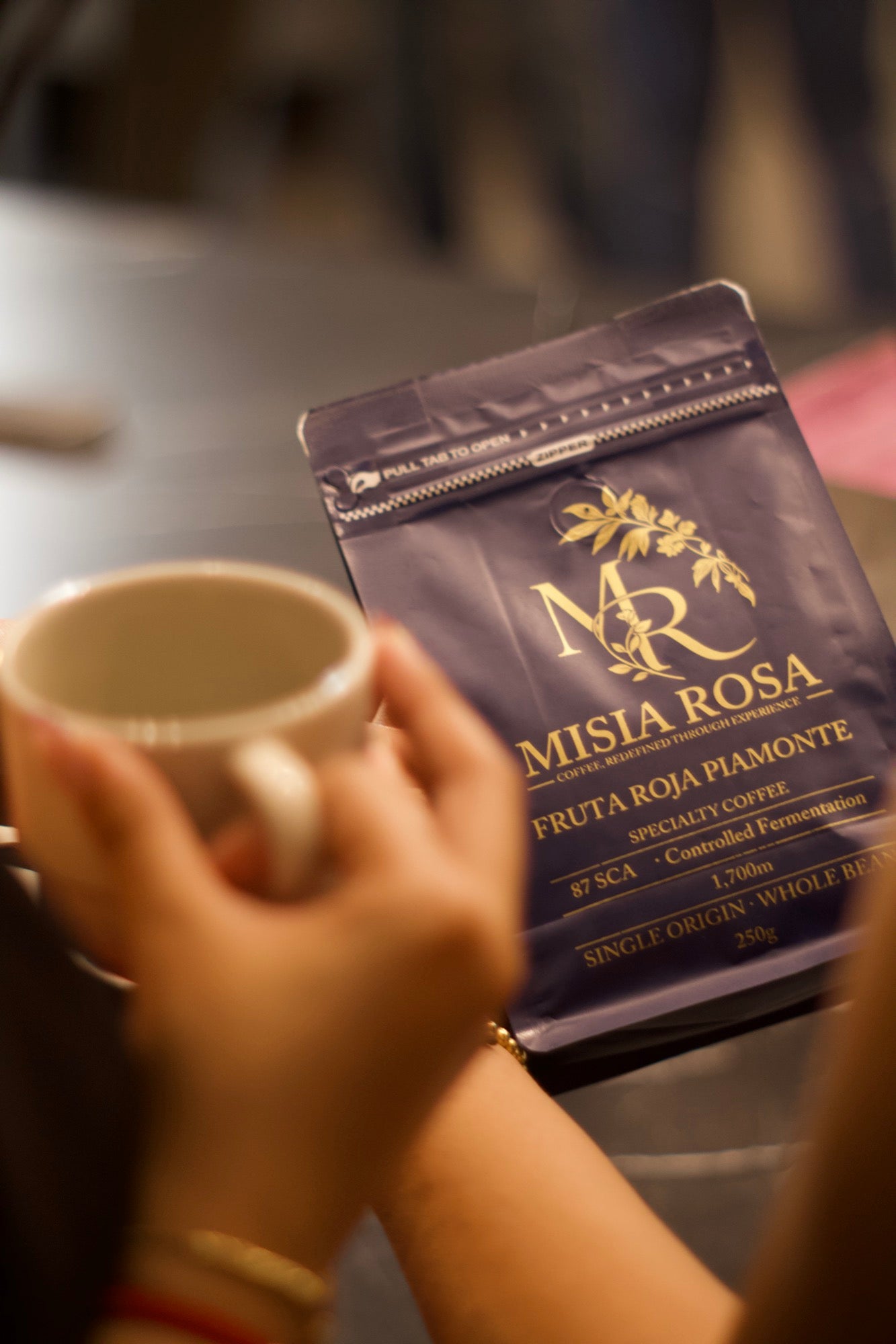 Misia Rosa Piamonte Fruta Roja — bag paired with a brewed cup